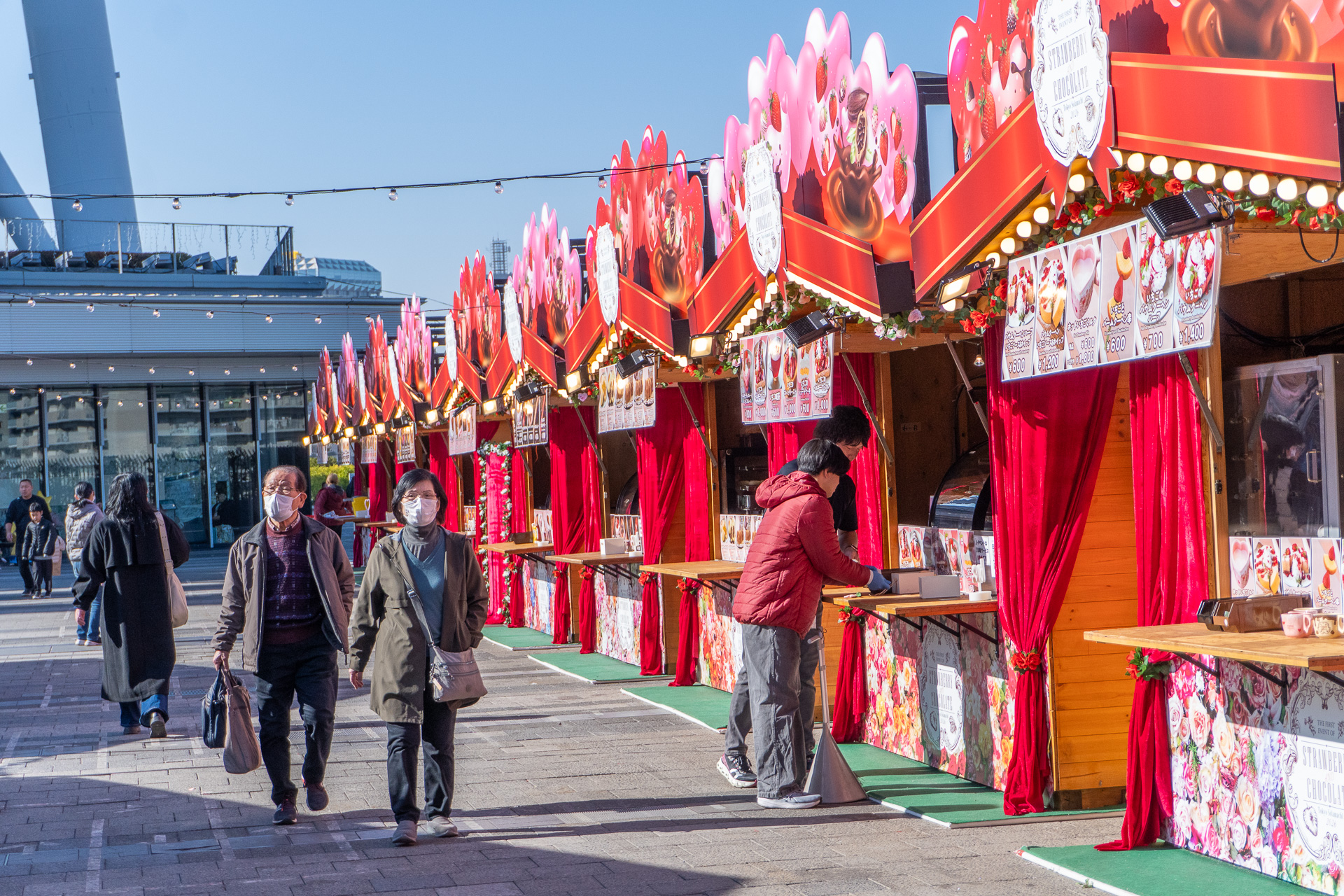 屋外広場のスカイアリーナでは、冬のいちご×チョコを堪能できるイベント「STRAWBERRY AND CHOCOLATE TOKYO Solamachi 2026」を開催中