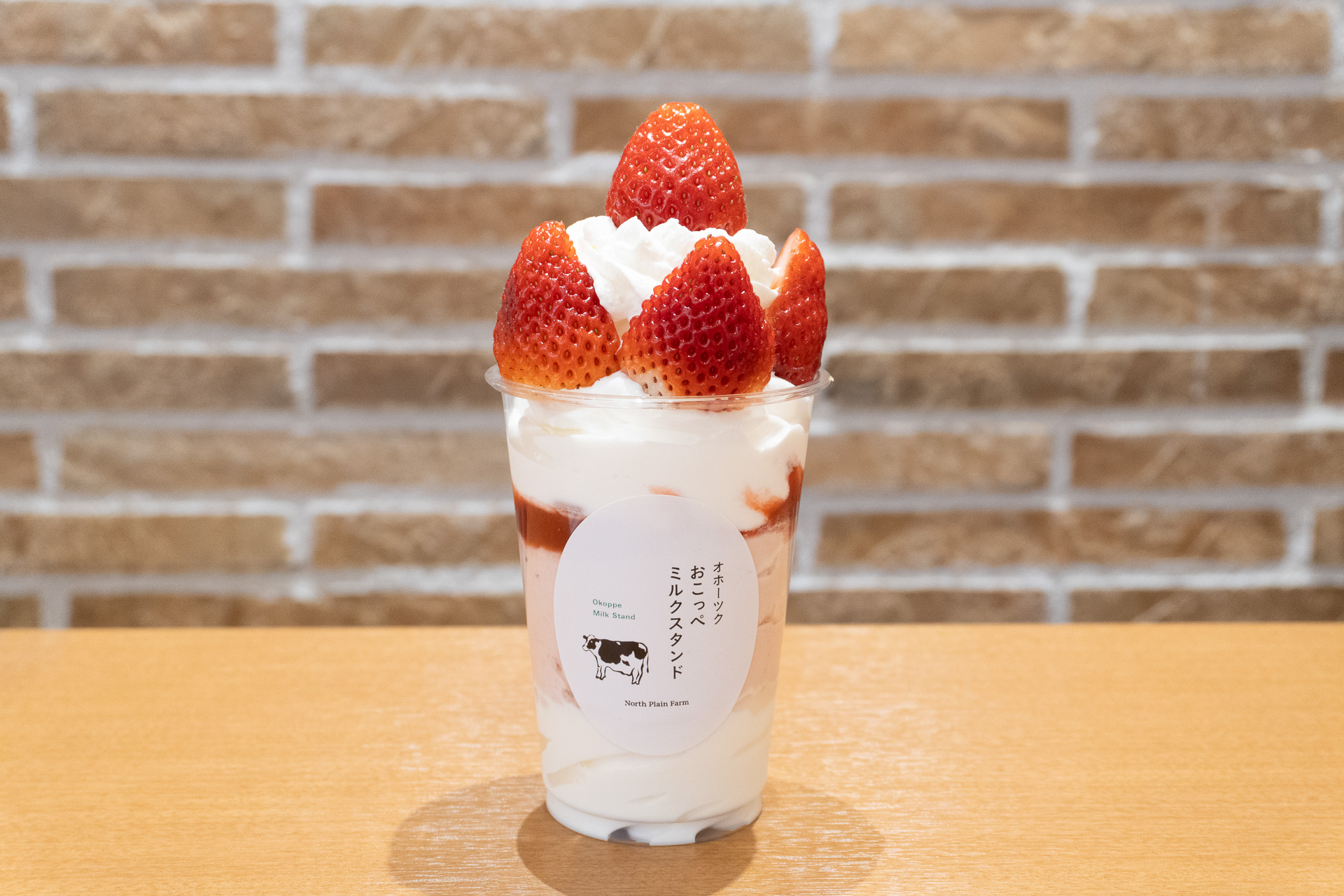 記者のイチ推しは、オホーツク おこっぺミルクスタンド「真っ赤ないちごのパフェ」1400円