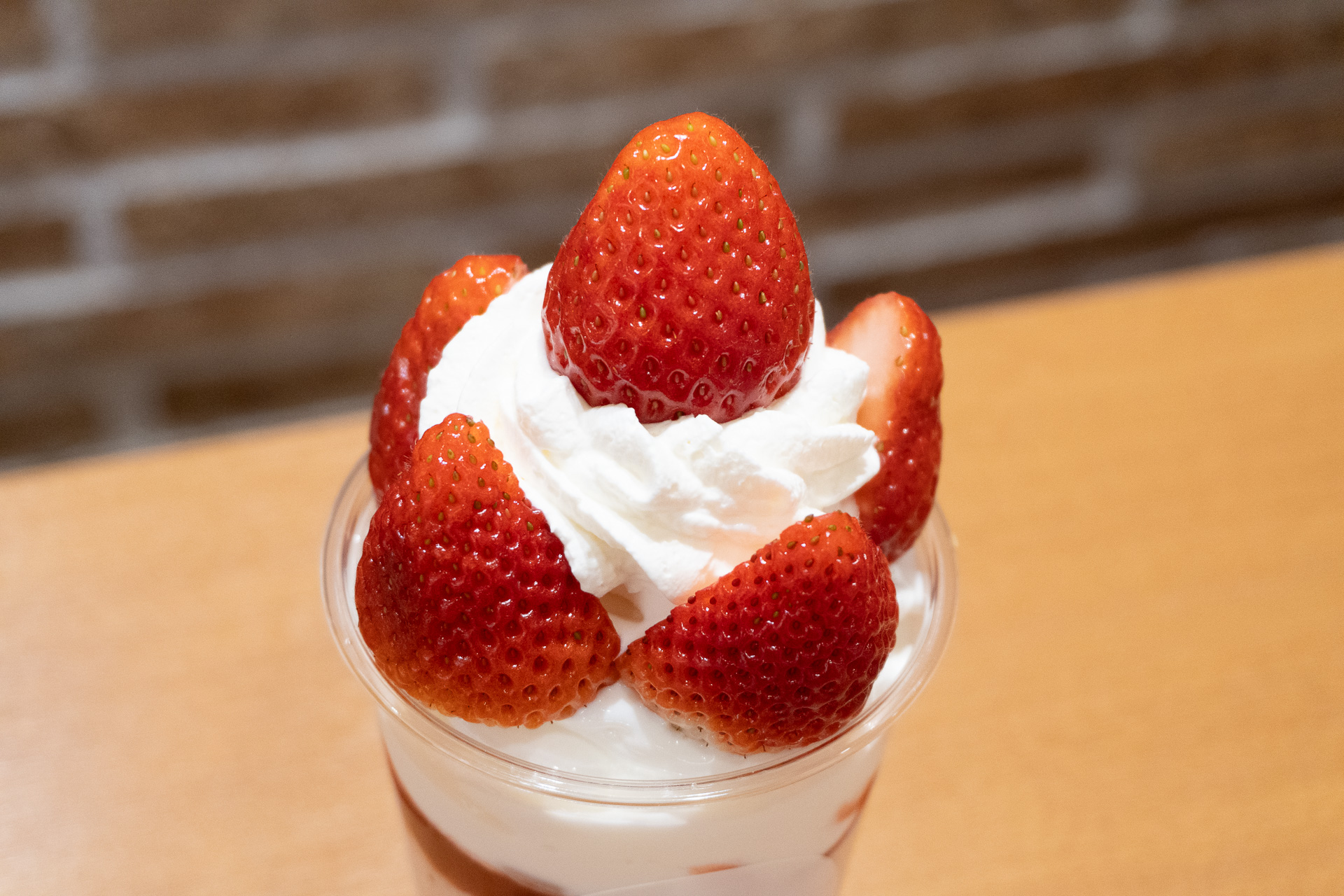 ジューシーで大粒な国産いちごが4.5～5個分使われ、北海道産ミルクの濃厚なソフトクリームと相まって“贅沢ないちごミルク”を飲んでいるような味わい。間のいちごムースにも刻んだいちごがごろごろ入り、さらにスポンジ生地も層になっている