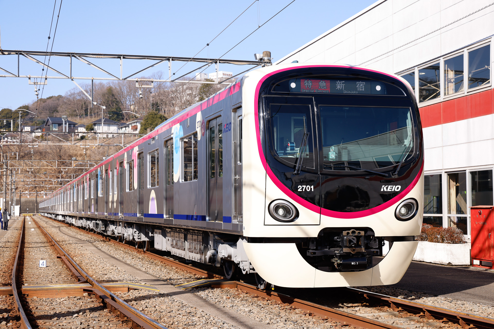 京王2000系の編成全景。地上線専用で、都営新宿線には乗り入れない