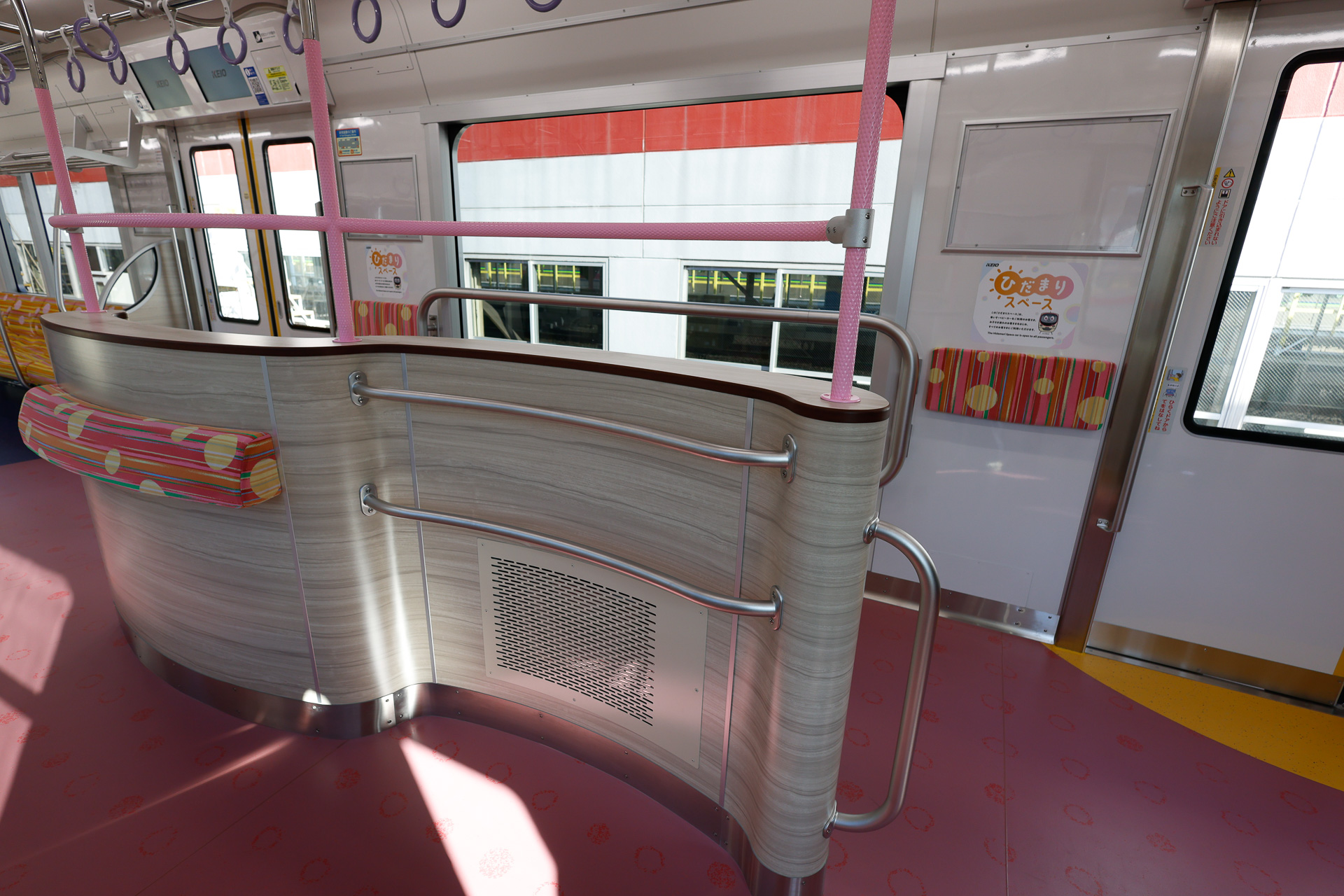 「ひだまりスペース」は新宿方から数えて1番目と2番目の側扉の間に設けられており、四隅にあたる位置の戸袋部分には「ひだまりスペース」を示す掲示がある