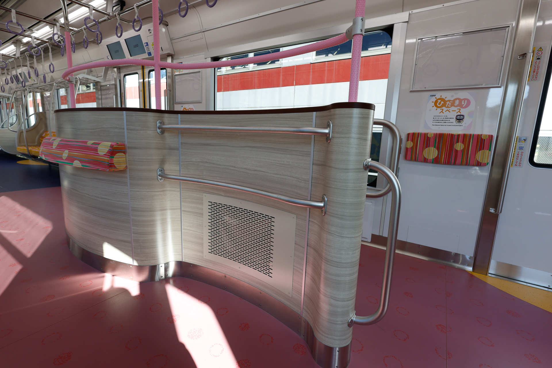 中間に設けられた衝立には、手すりやクッション、暖房用のヒーターなどが組み込まれている