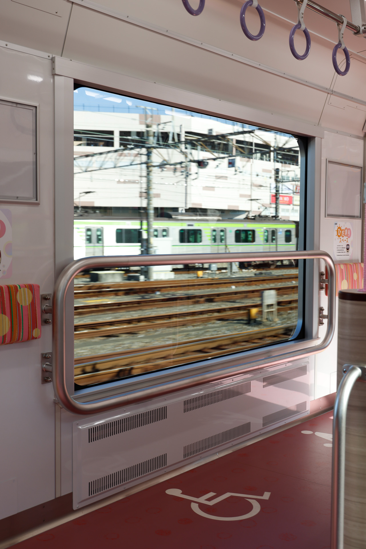 若葉台駅を発車する際の撮影。大きな窓から外の様子がよく見える