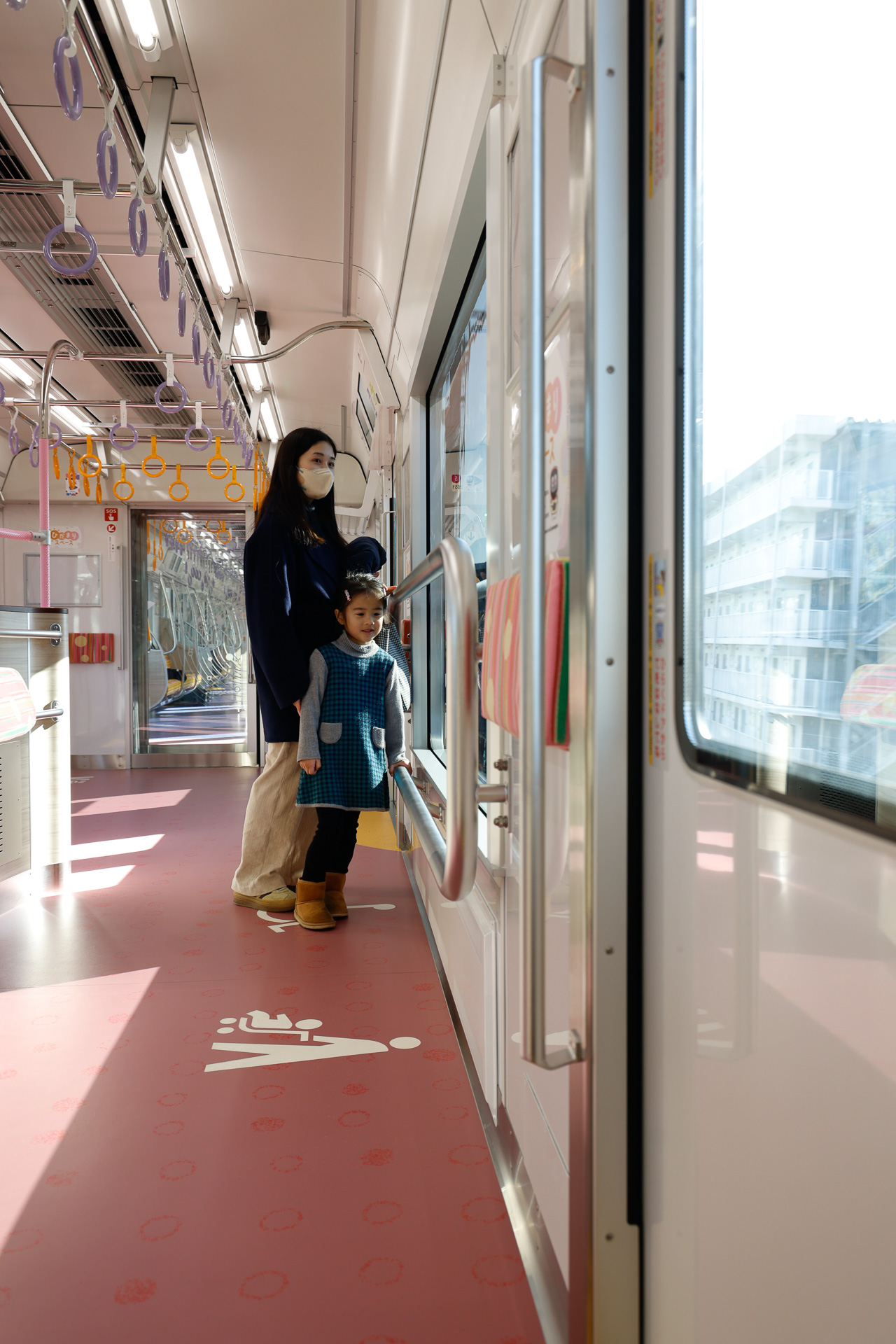 このように、小さなお子さんでもムリせずに外を見ることができる