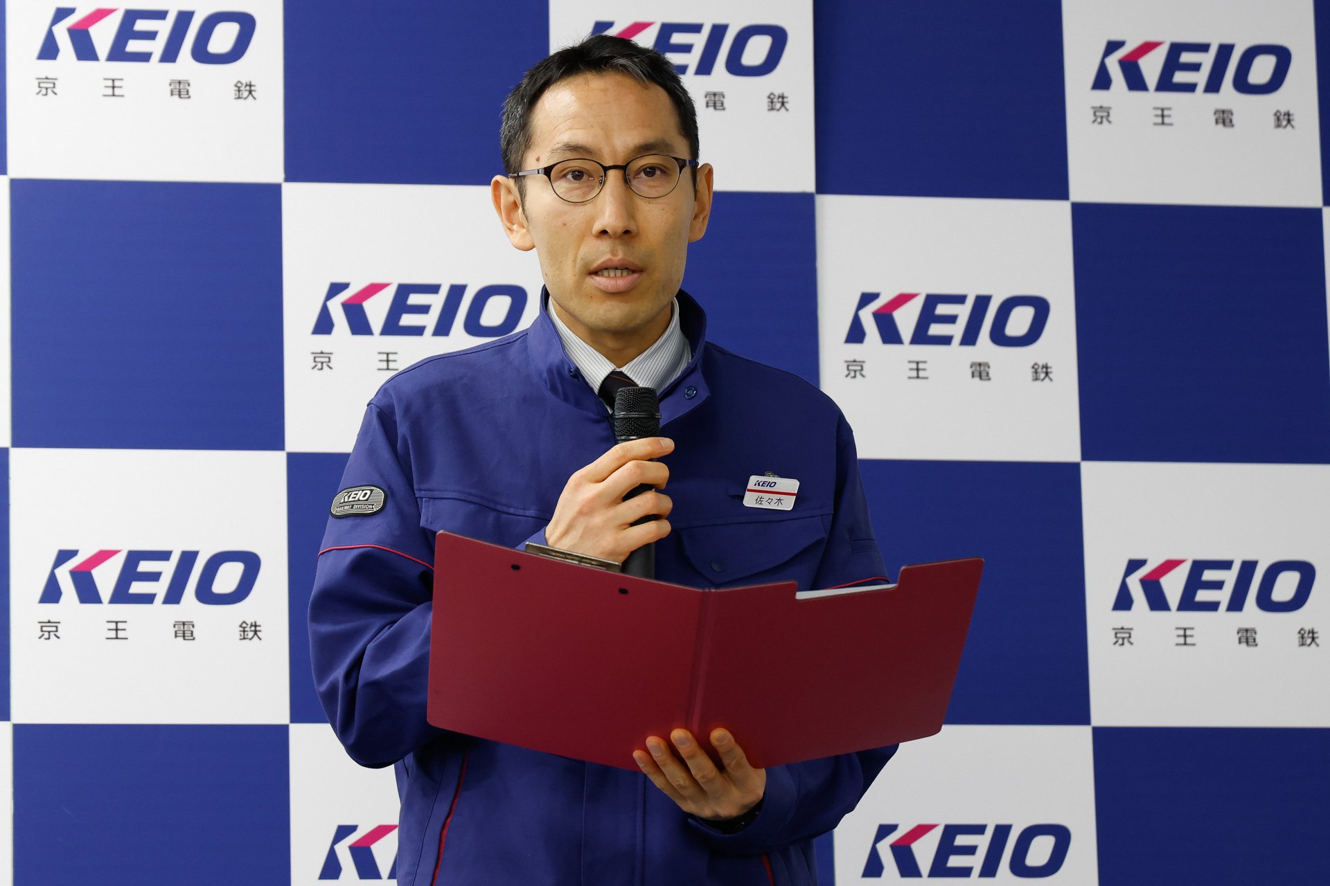 試乗の前に概要説明を行なった、京王電鉄株式会社 車両電気部 車両企画担当課長 佐々木昌氏