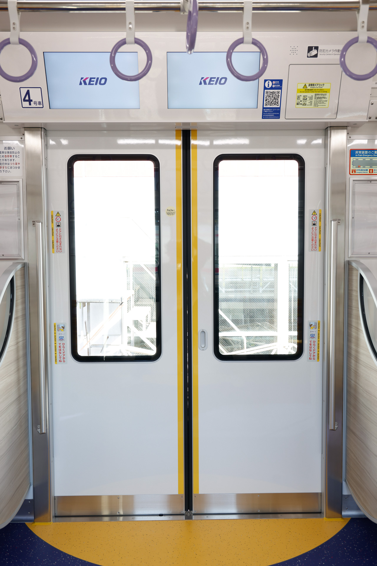 側扉。一般的な1300mm幅の両開き扉で、富士電機製の電動式、ラック＆ピニオン駆動で開閉する