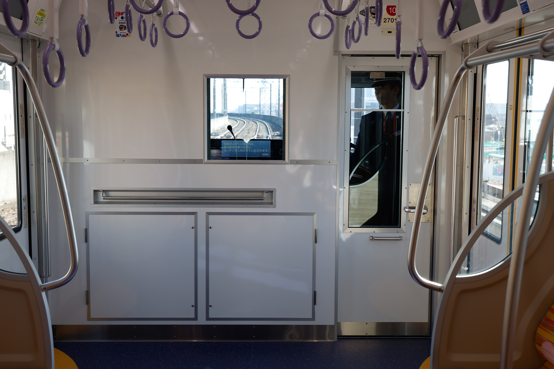 運転台背面の仕切壁。設置する機器がいろいろある関係であろうか、窓は中央部にしかないが、右端の扉に設けた窓は大型化しており、小さなお子さんでも前方が見やすい設計になっている