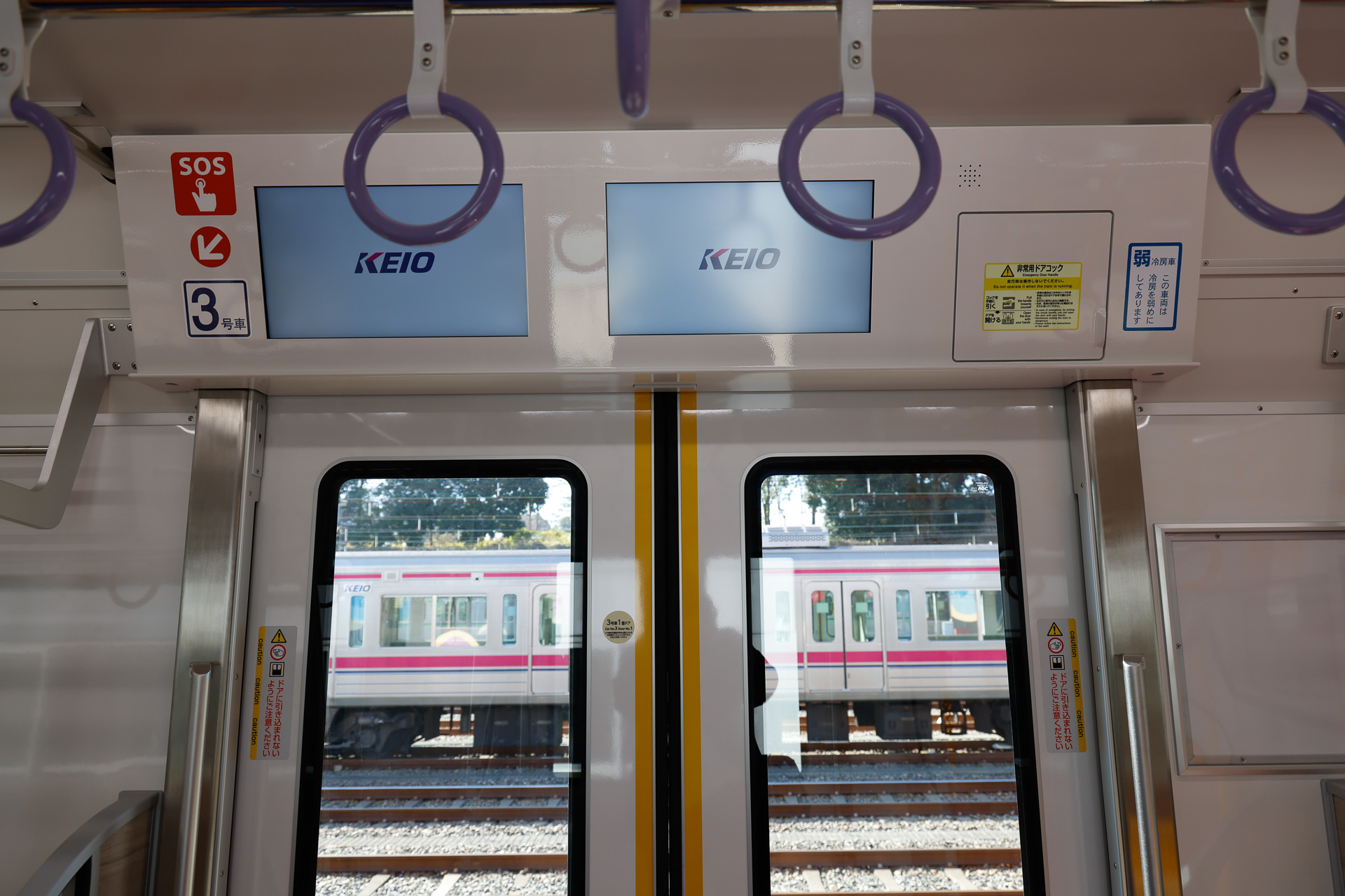 3号車は弱冷房車（側扉の上、扉の開閉機構を組み込んだ鴨居部の右端にその旨の標記がある）