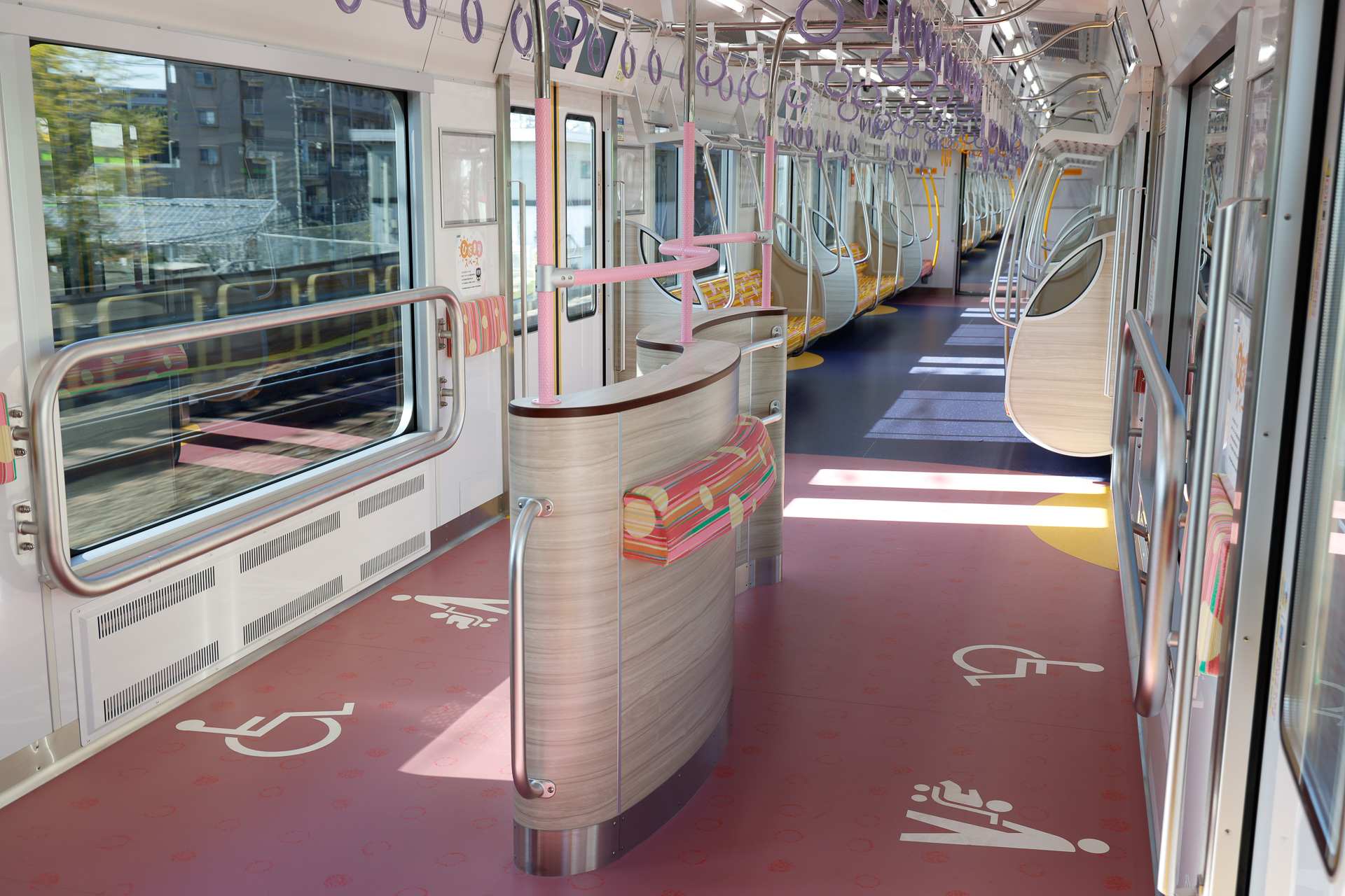 試乗列車が橋本まで行って折り返し、最後に若葉台に到着するときの「ひだまりスペース」からの様子。なるほど、外から陽光が射しこんできて「ひだまり」になっている