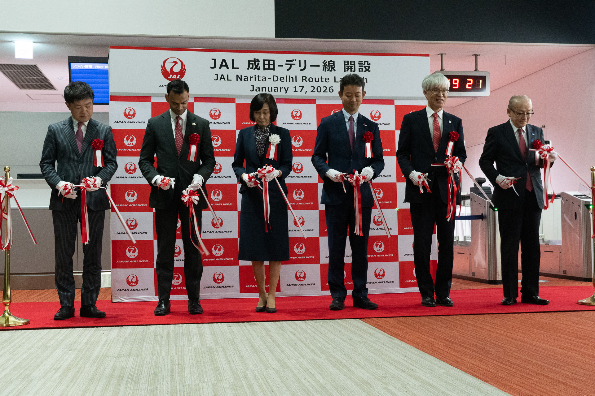 就航を記念したテープカット