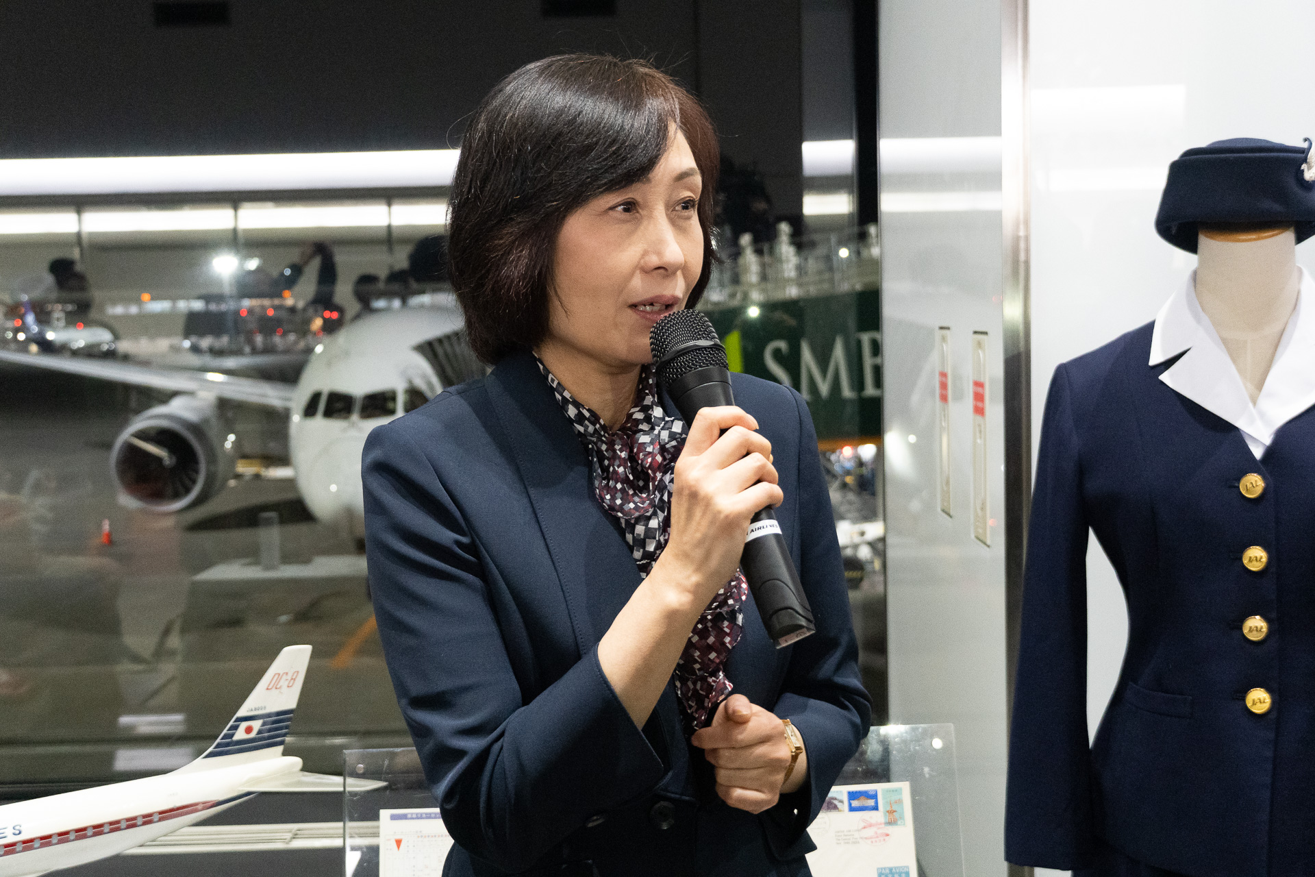 囲み取材に応じる鳥取社長