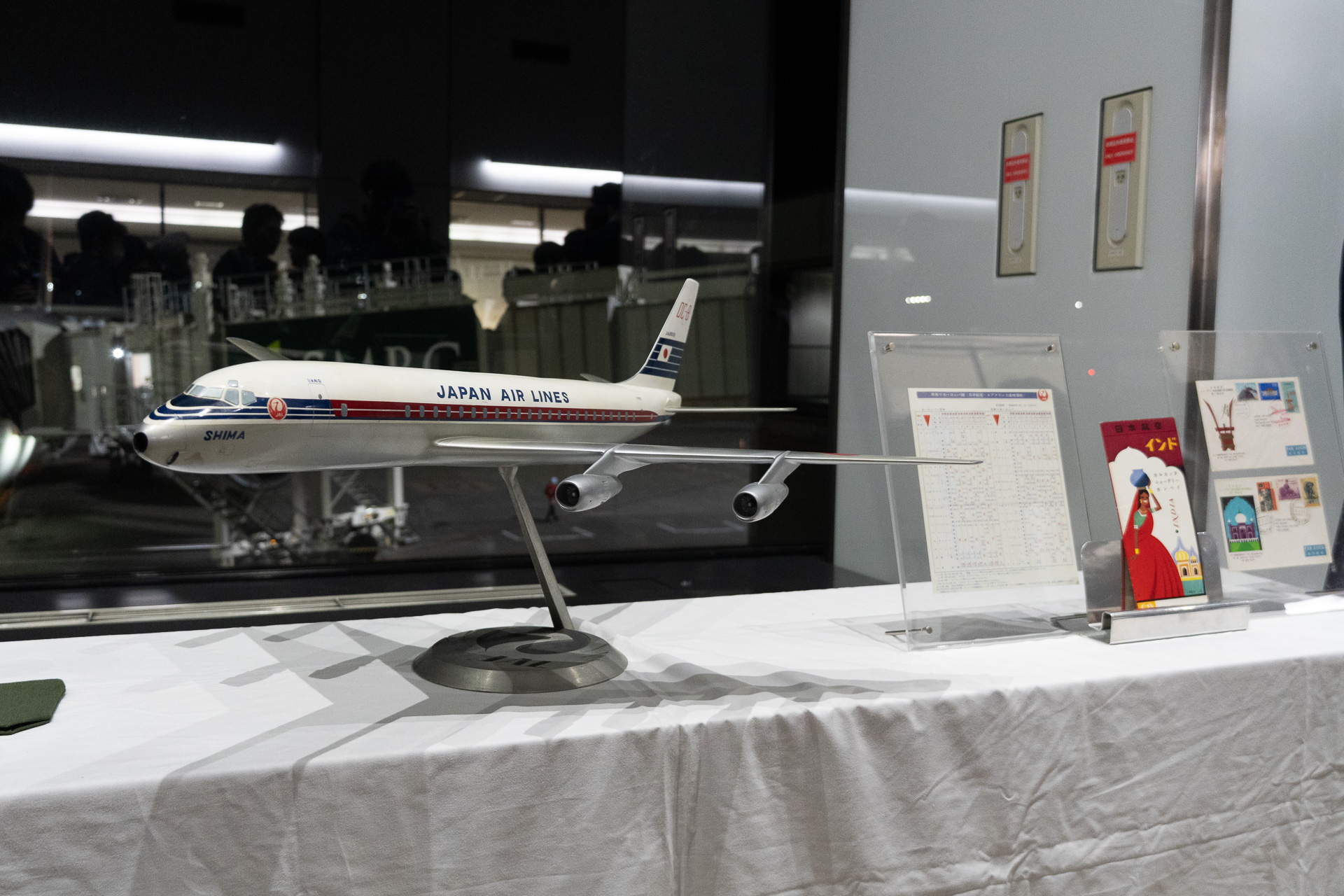 ゲート前に展示していたアーカイブ。モデルプレーンは1965年当時に使用していた機材のダグラス DC-8