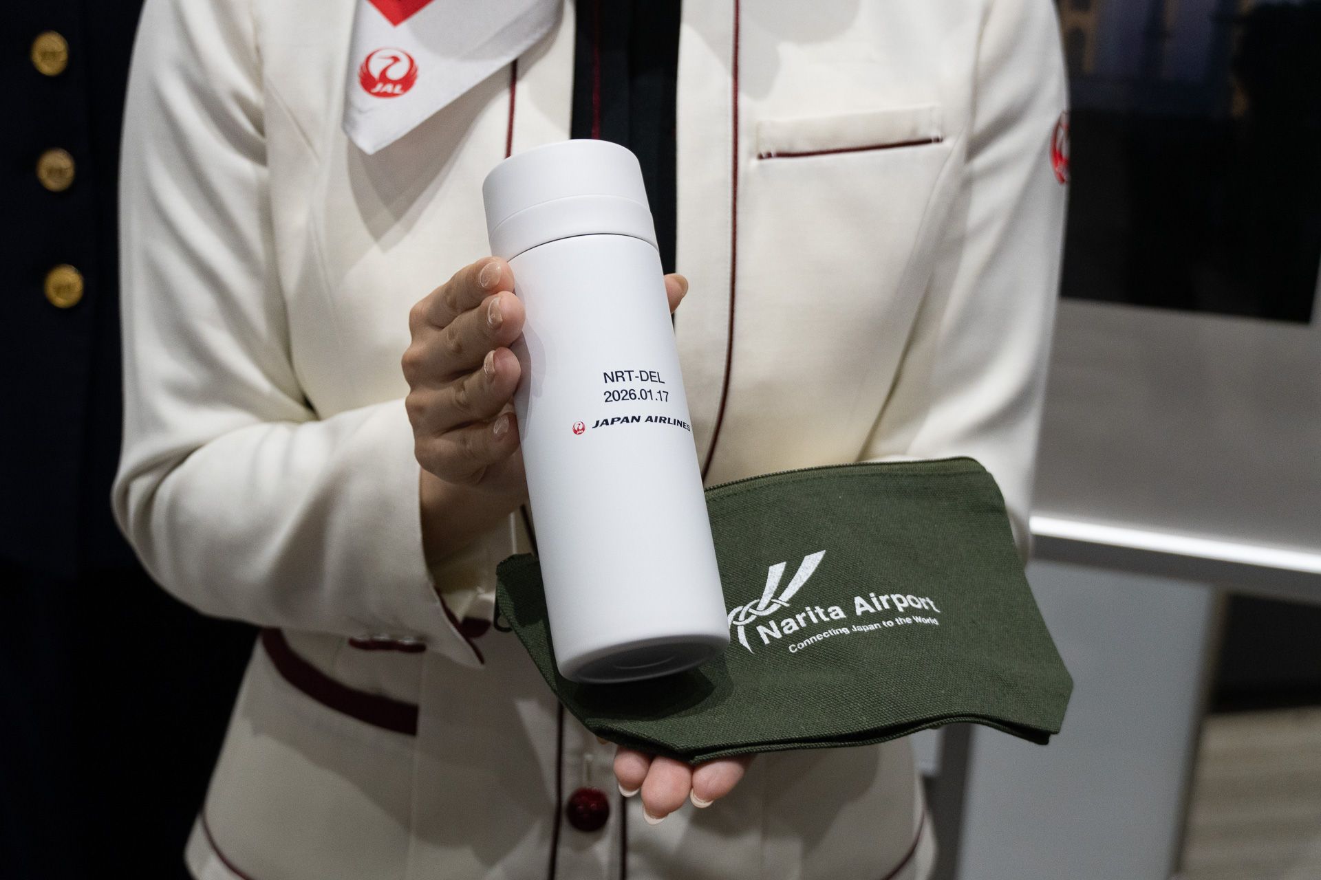 初便搭乗者には、記念品としてステンレスタンブラーなどを配布した