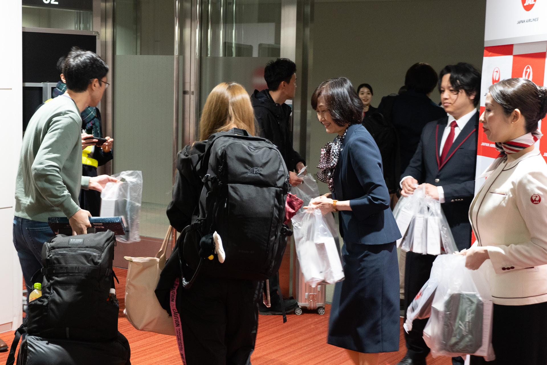 鳥取社長自ら記念品を手渡した