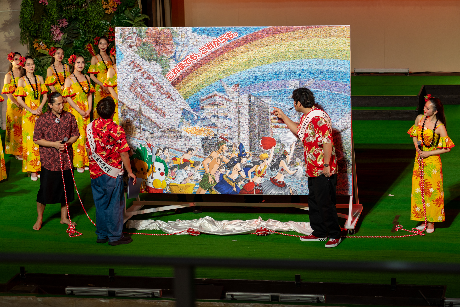ゲストから寄せられたハワイアンズでの思い出の写真約2700枚がモザイクアートに。その除幕式も行なわれた