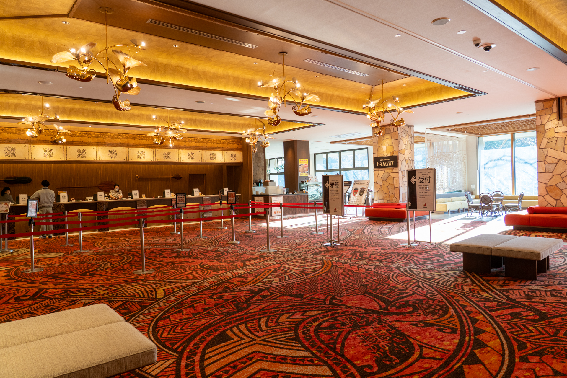 ホテルハワイアンズのロビー。既存の照明を活用することで創業当時の面影を残すレトロモダンな空間に生まれ変わった