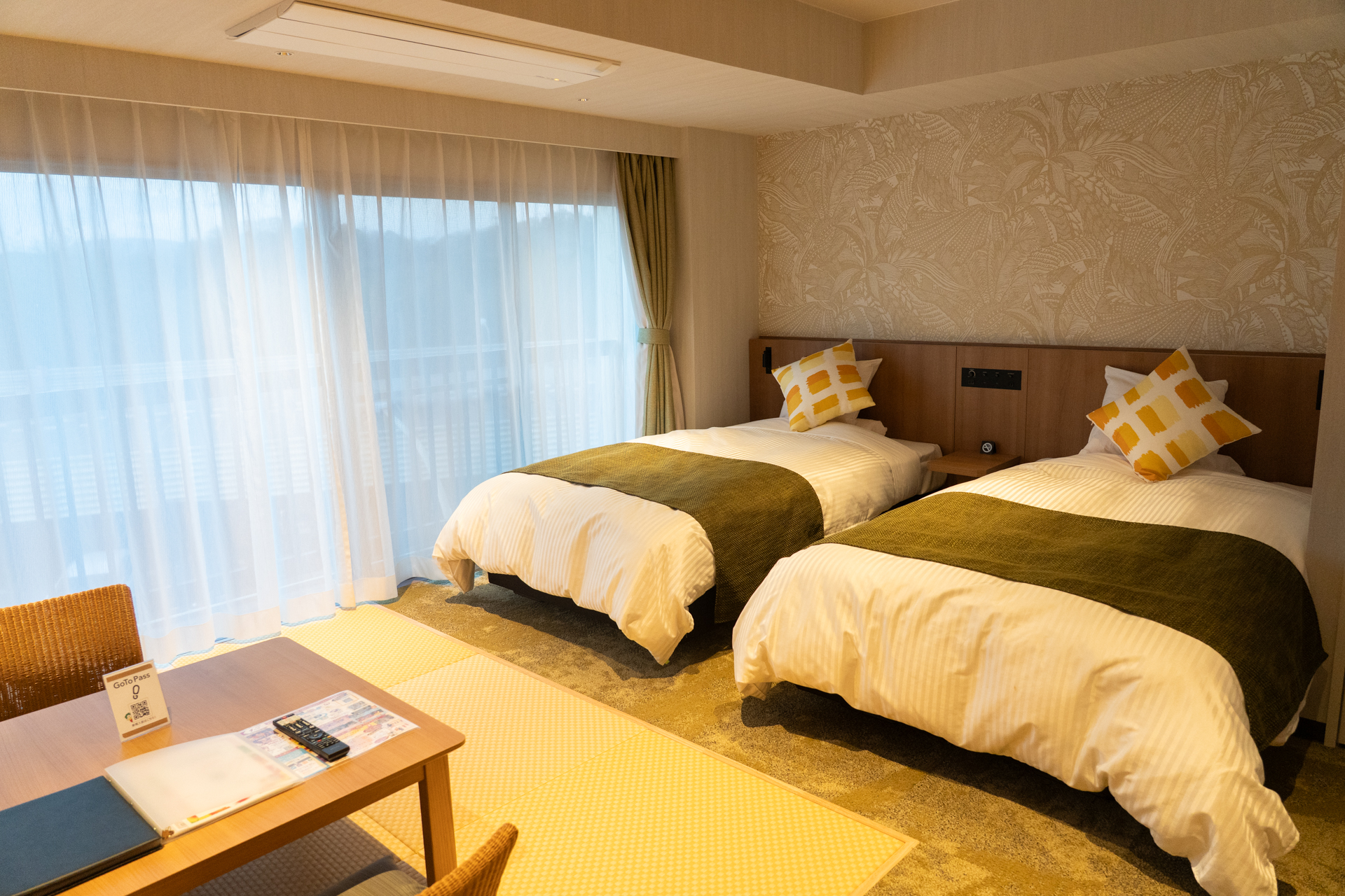 スーペリア和洋室。3名以上で使う場合は畳の上に布団を敷く