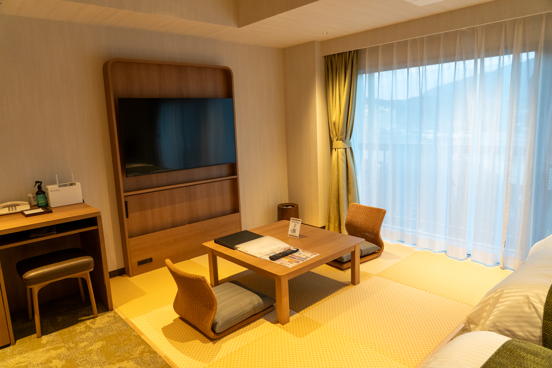 テーブルを配した床には琉球畳