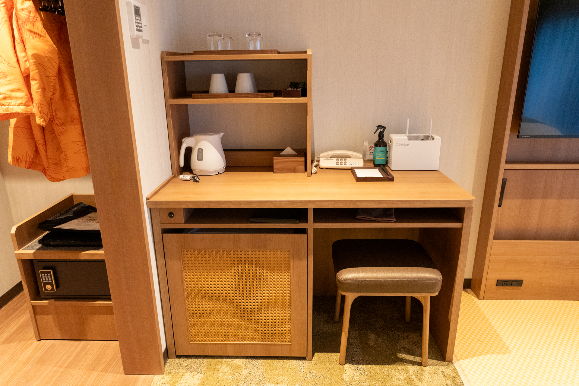 小ぶりだがテーブル＆チェアも