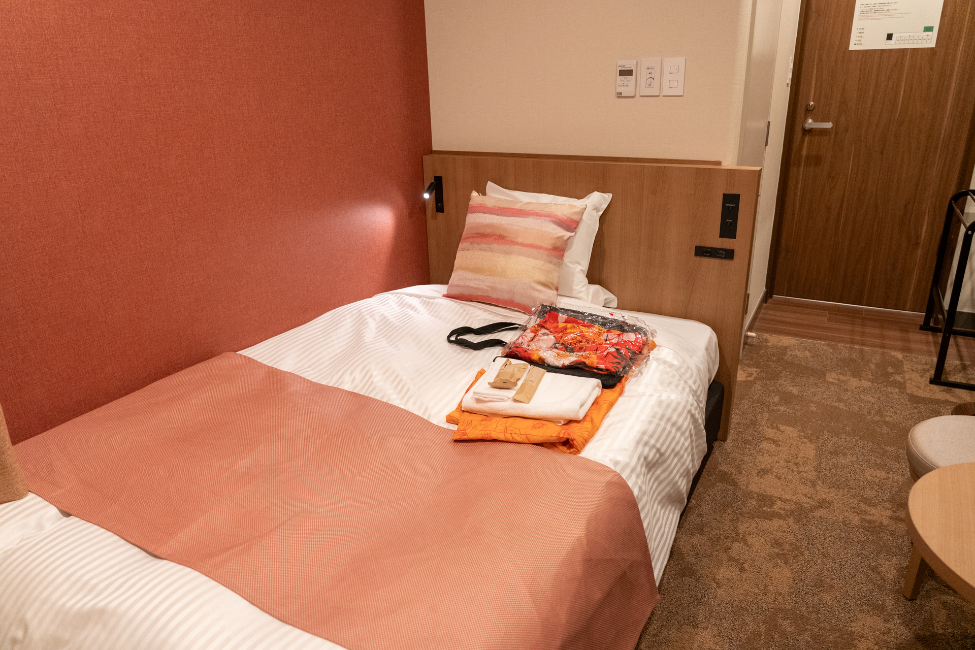 南3号館のセミダブルルーム。壁やベッドライナーが温かみのある色でいい感じ