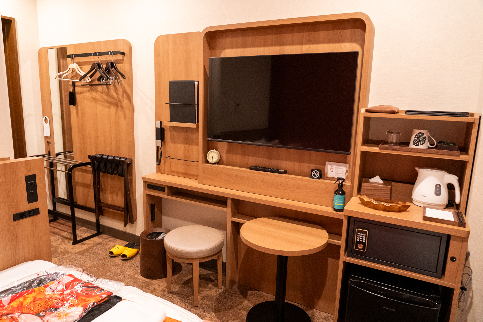 コンパクトながら壁を利用した利便性の高い空間に