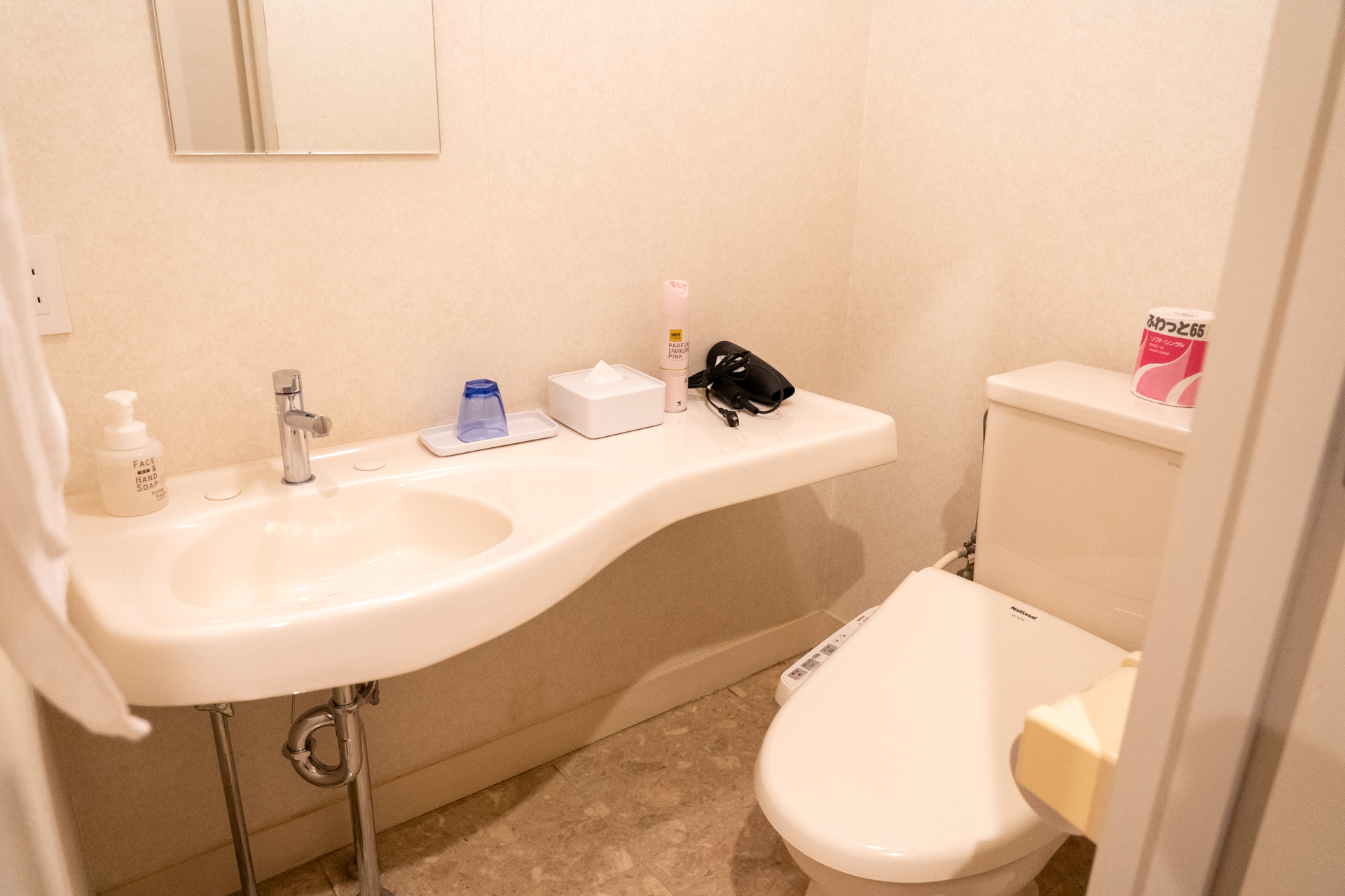 洗面所とトイレ。シャワーブースはないので館内の温泉に入ることが大前提の客室