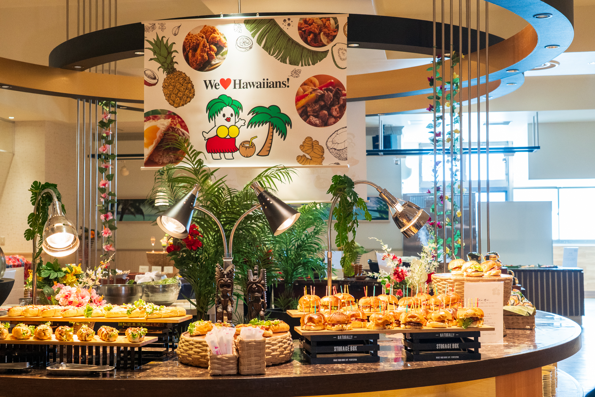 記者発表会で関根社長は「水遊び、温泉、ショーの3大要素に、4つ目として食が加わった」と語っていた