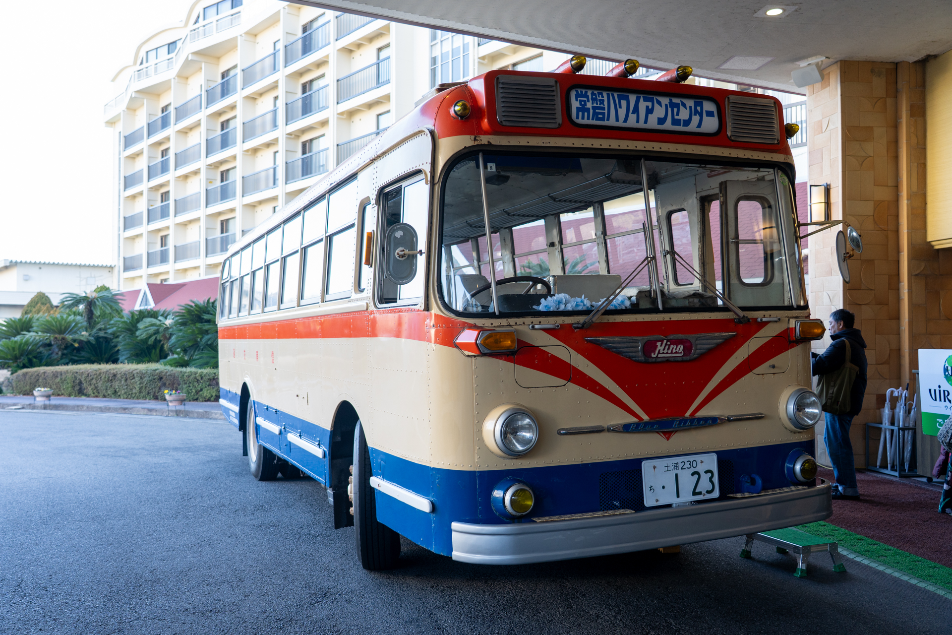 映画「フラガール」でダンサーたちが全国ツアーに行くシーンに使われたレトロバス