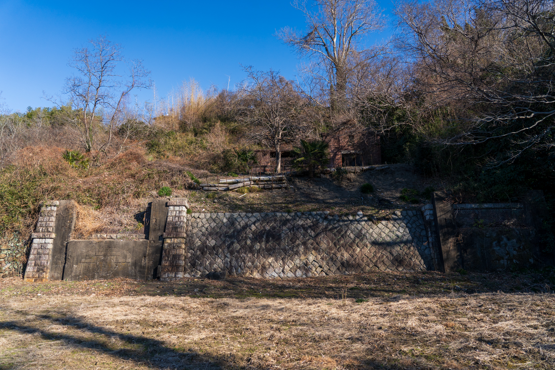 左右にある坑口。上は赤煉瓦の扇風機上屋