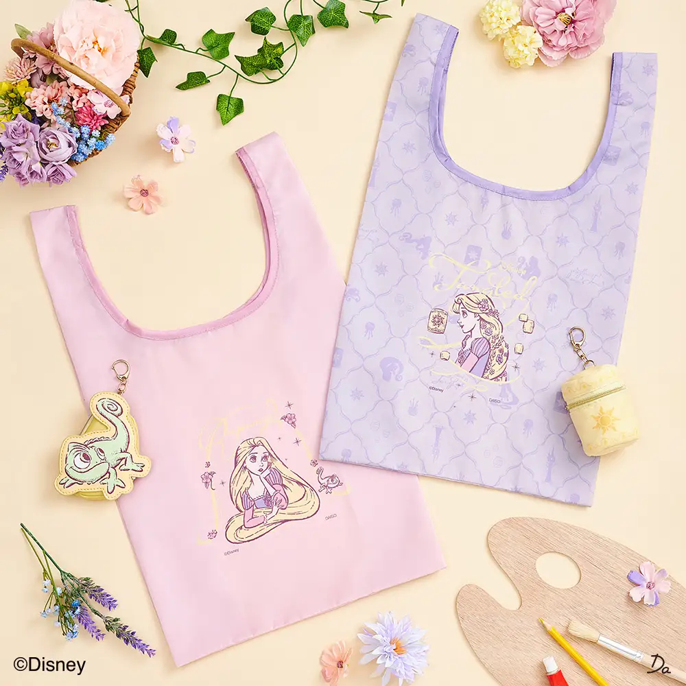 ダイカットエコバッグ各種（550円）。収納ポーチチャームが付いている