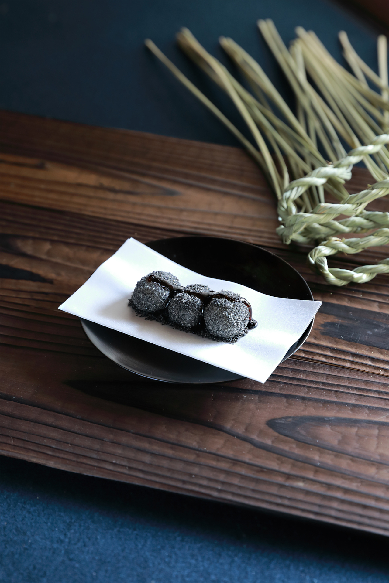 閼伽井 黒胡麻（1個 237円、6個 1533円）