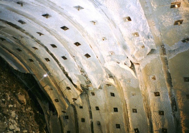 山の膨張により側壁が破断された箇所