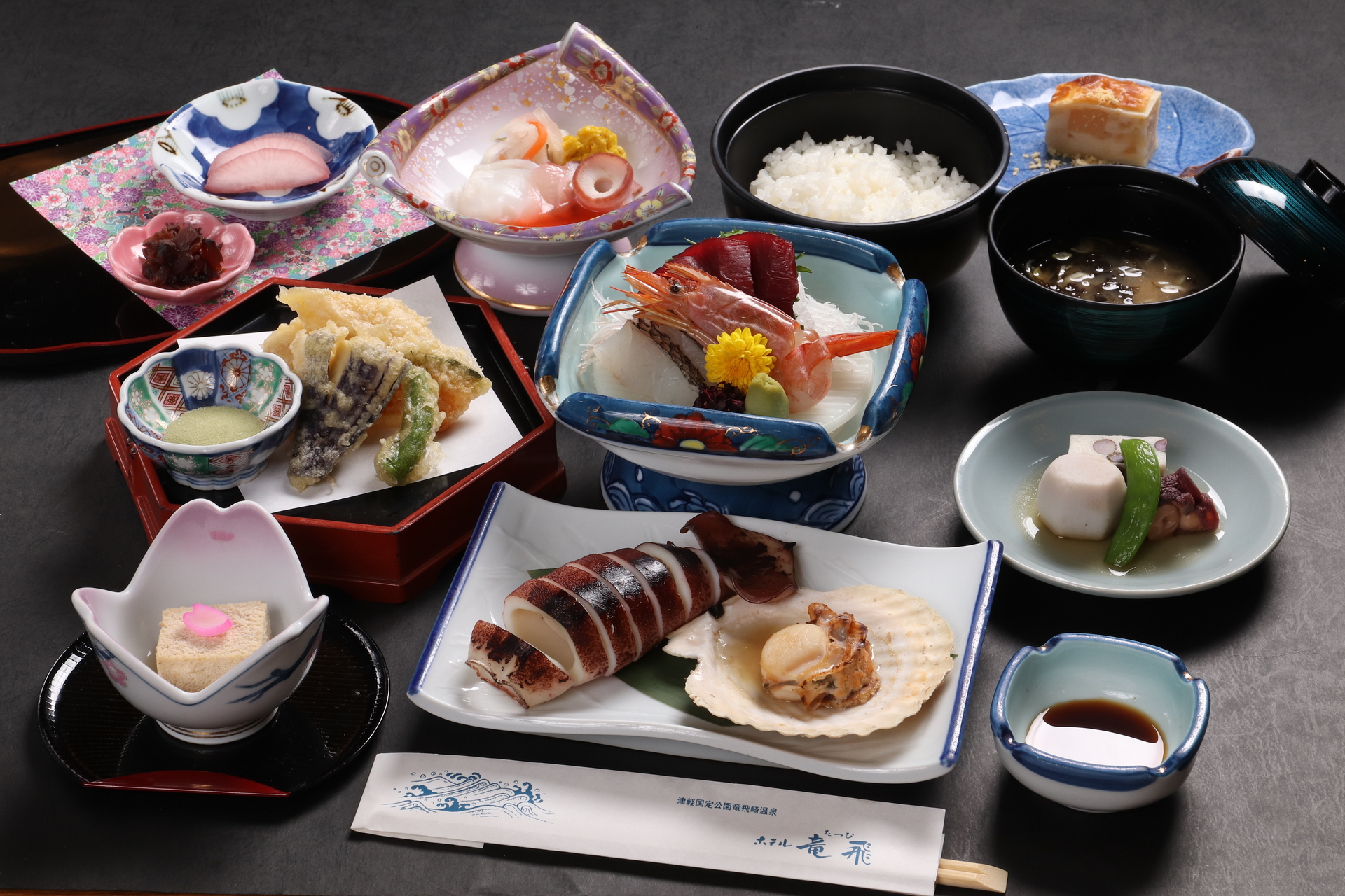 津軽半島・最北端に佇む津軽海峡一望の絶景の宿「ホテル竜飛」で新鮮な海の幸と温泉を満喫！（新青森駅発着、大人1名1万1000円）