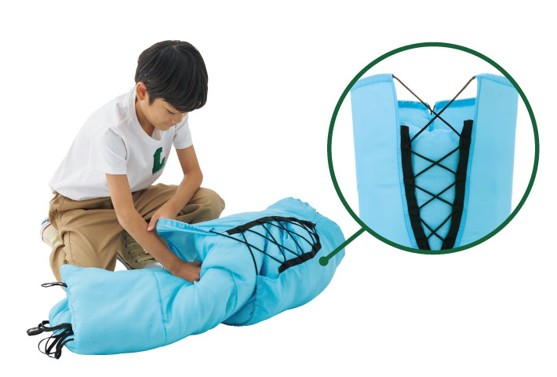 収納袋にレース式を採用することで、寝袋をそのまま押し込むだけの簡単収納を実現