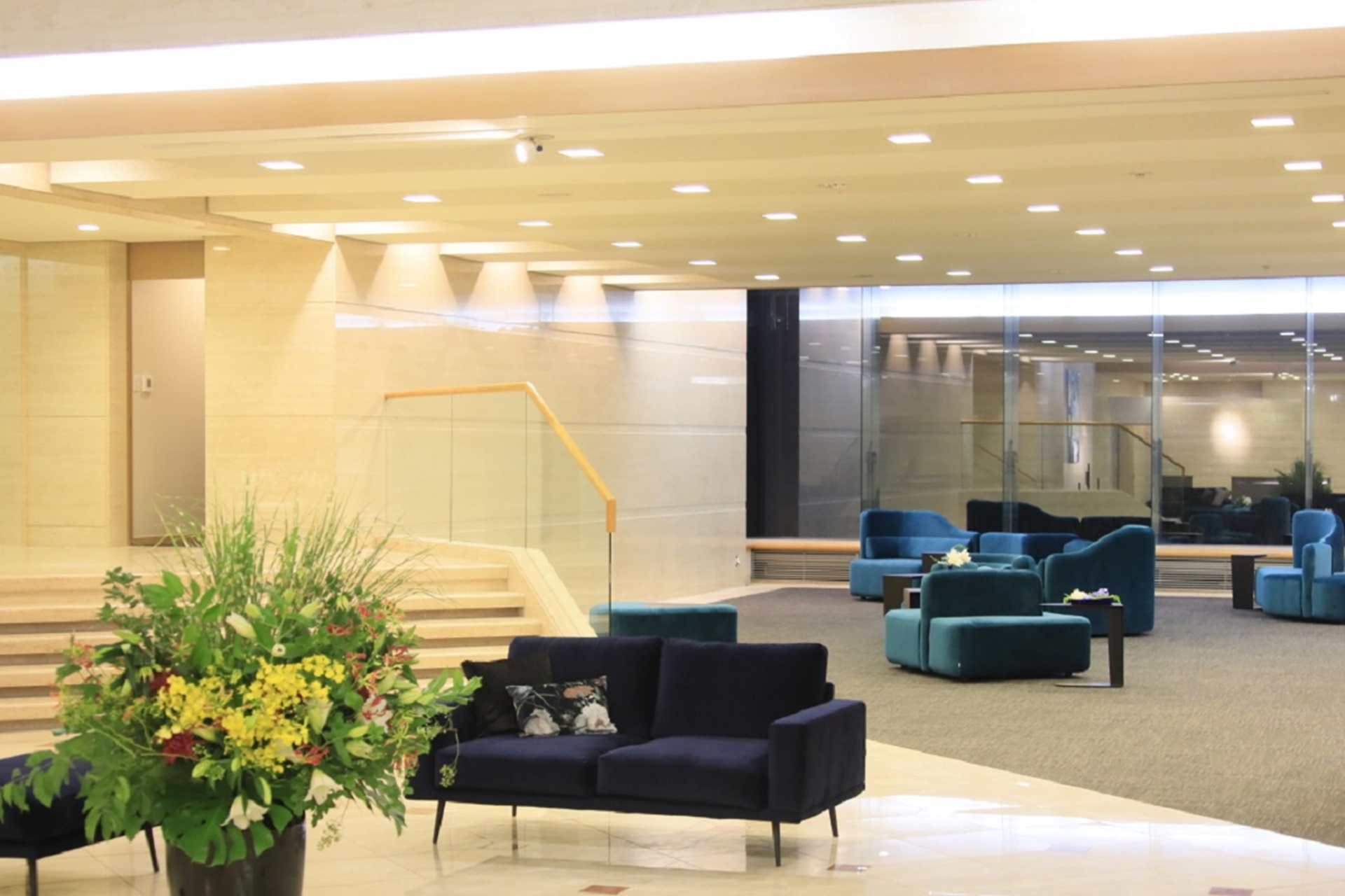 「熱海風雅」は伊豆の旬の食材を使用したフレンチや絶景を楽しめる温泉旅館。館内には岩盤浴（女性専用）やライブラリー、屋上テラスなどコンテンツも充実