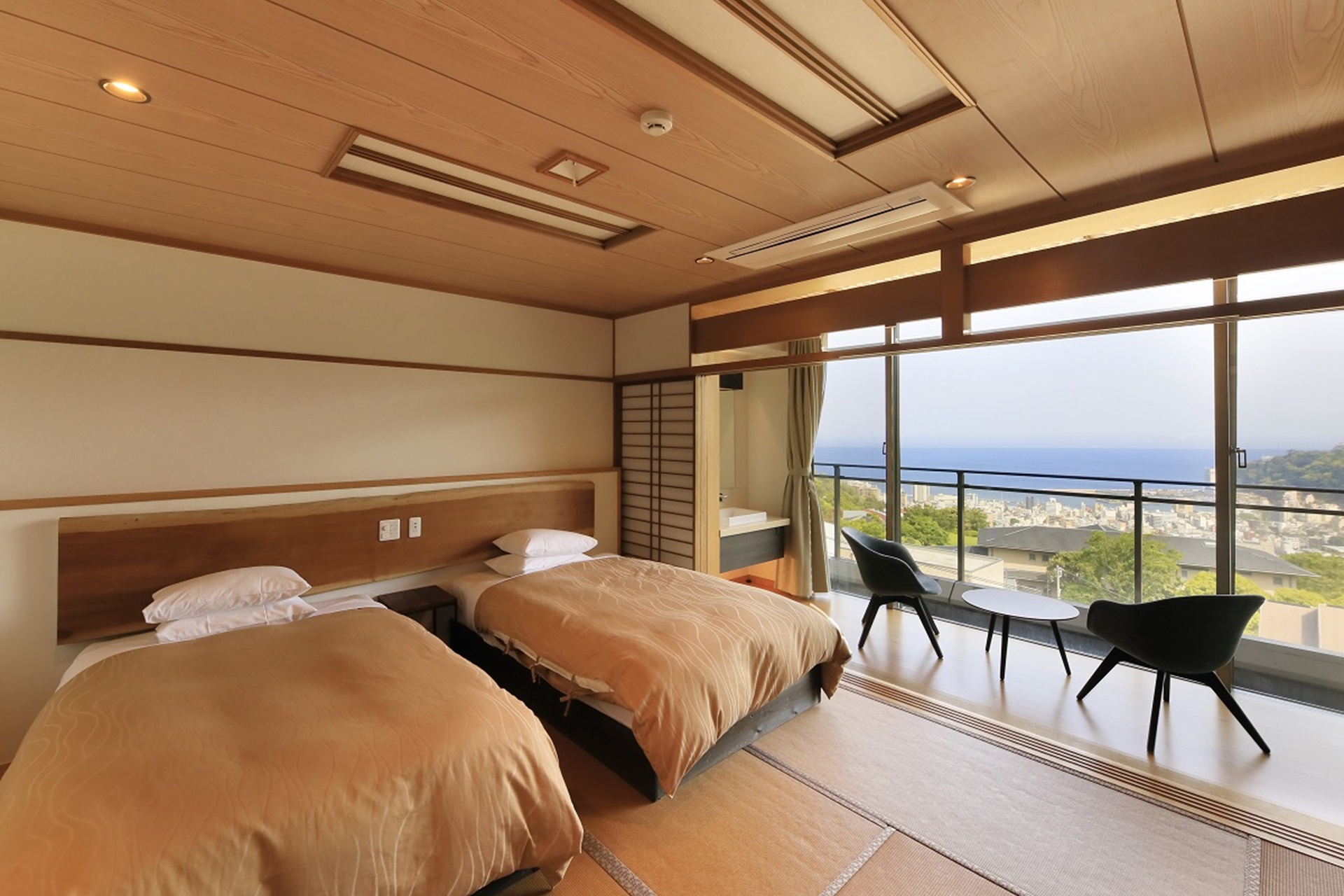 「熱海風雅」は伊豆の旬の食材を使用したフレンチや絶景を楽しめる温泉旅館。館内には岩盤浴（女性専用）やライブラリー、屋上テラスなどコンテンツも充実