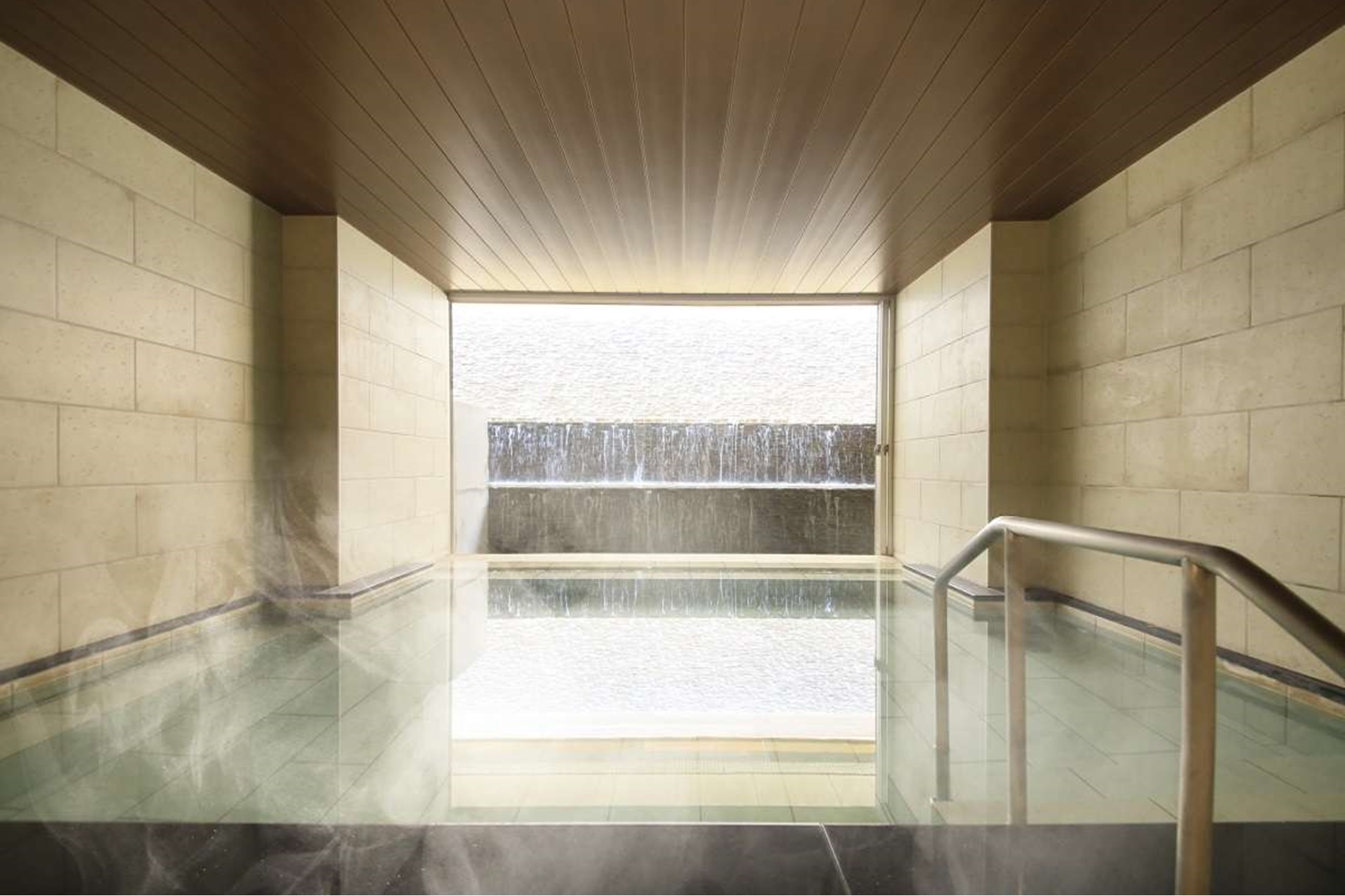 「熱海風雅」は伊豆の旬の食材を使用したフレンチや絶景を楽しめる温泉旅館。館内には岩盤浴（女性専用）やライブラリー、屋上テラスなどコンテンツも充実