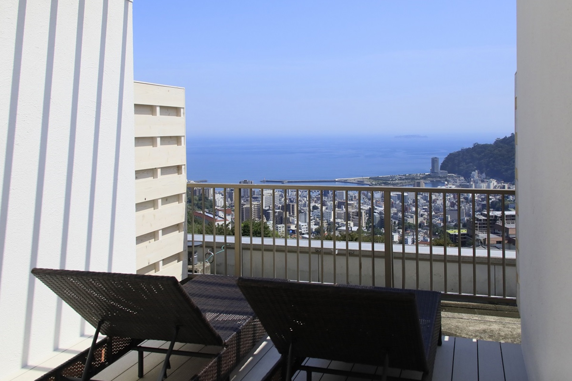 「熱海風雅」は伊豆の旬の食材を使用したフレンチや絶景を楽しめる温泉旅館。館内には岩盤浴（女性専用）やライブラリー、屋上テラスなどコンテンツも充実