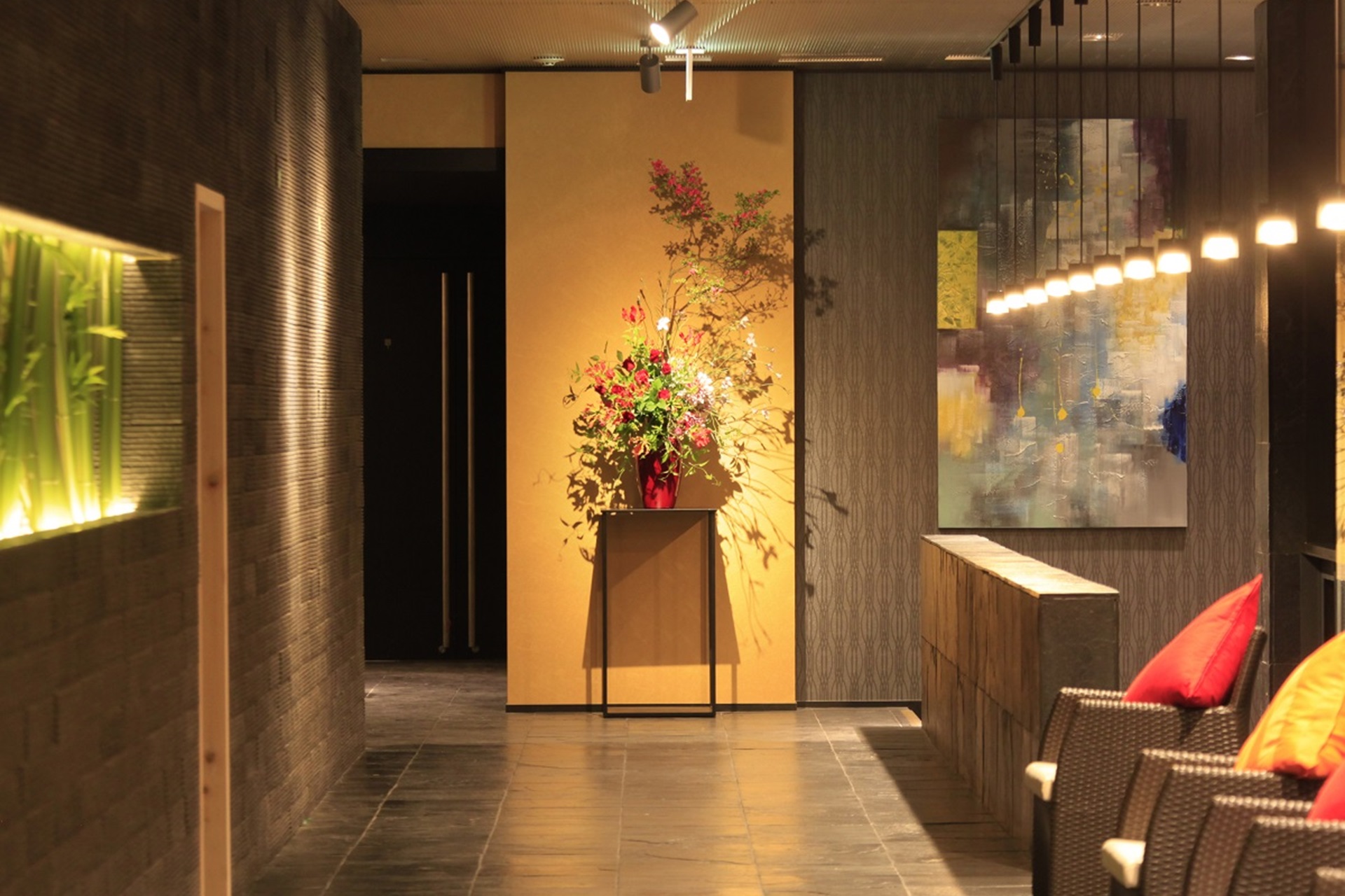 「熱海TENSUI」は、和と欧米のエッセンスが融合したオーベルジュ。露天風呂・大浴場・ジェットバスは男女にそれぞれ設けてあり、非日常が楽しめるという