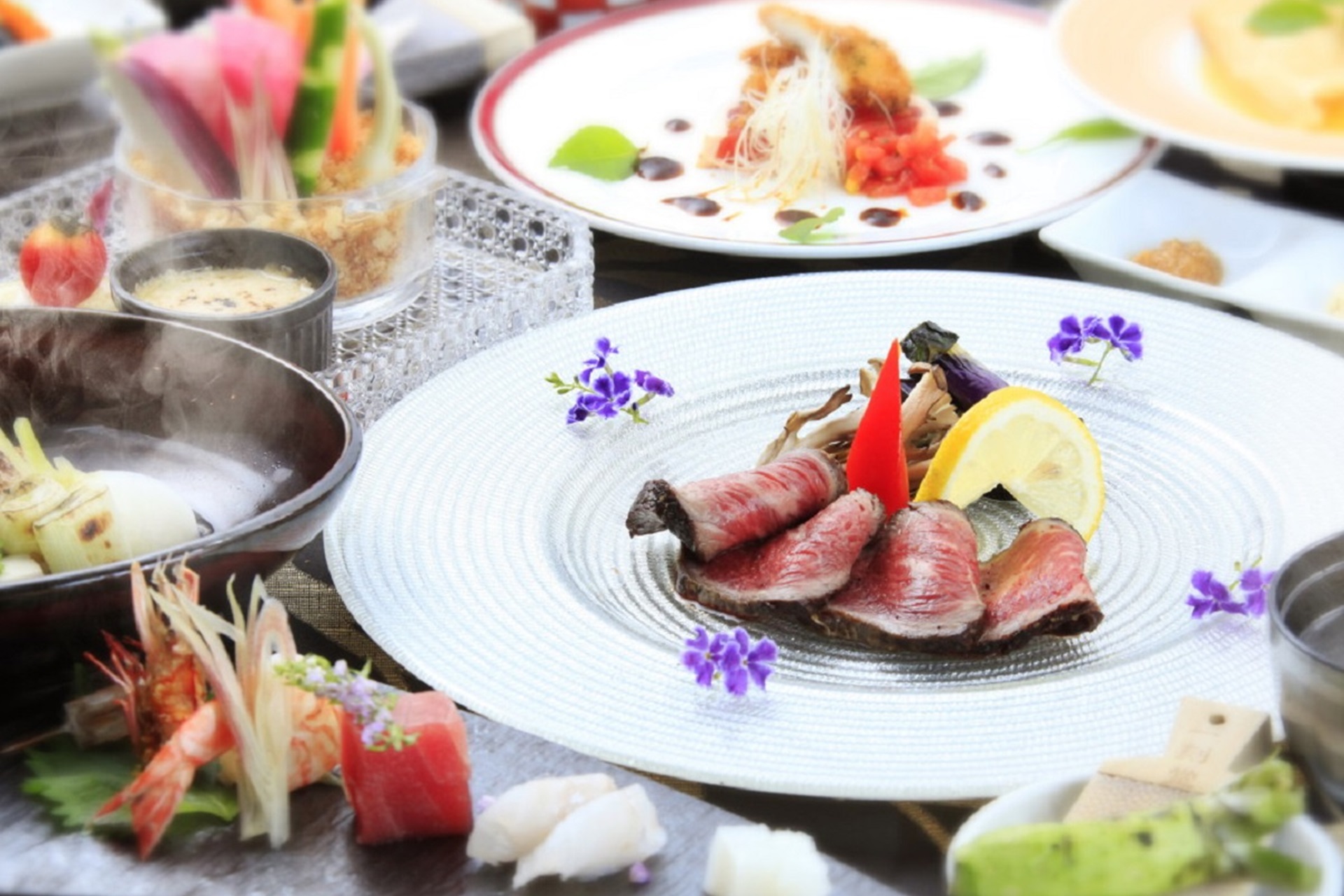 「熱海TENSUI」は、和と欧米のエッセンスが融合したオーベルジュ。露天風呂・大浴場・ジェットバスは男女にそれぞれ設けてあり、非日常が楽しめるという