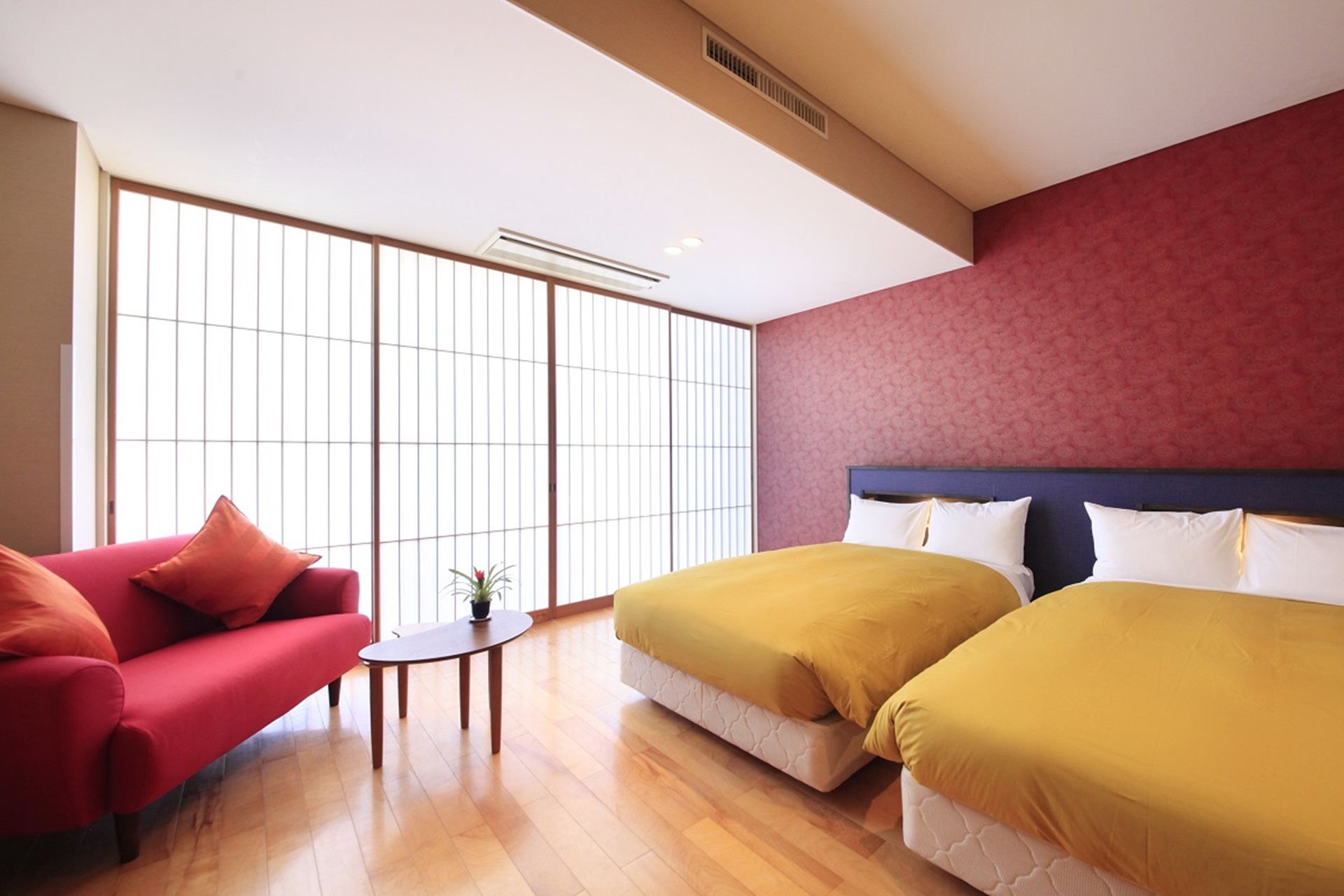 「熱海TENSUI」は、和と欧米のエッセンスが融合したオーベルジュ。露天風呂・大浴場・ジェットバスは男女にそれぞれ設けてあり、非日常が楽しめるという