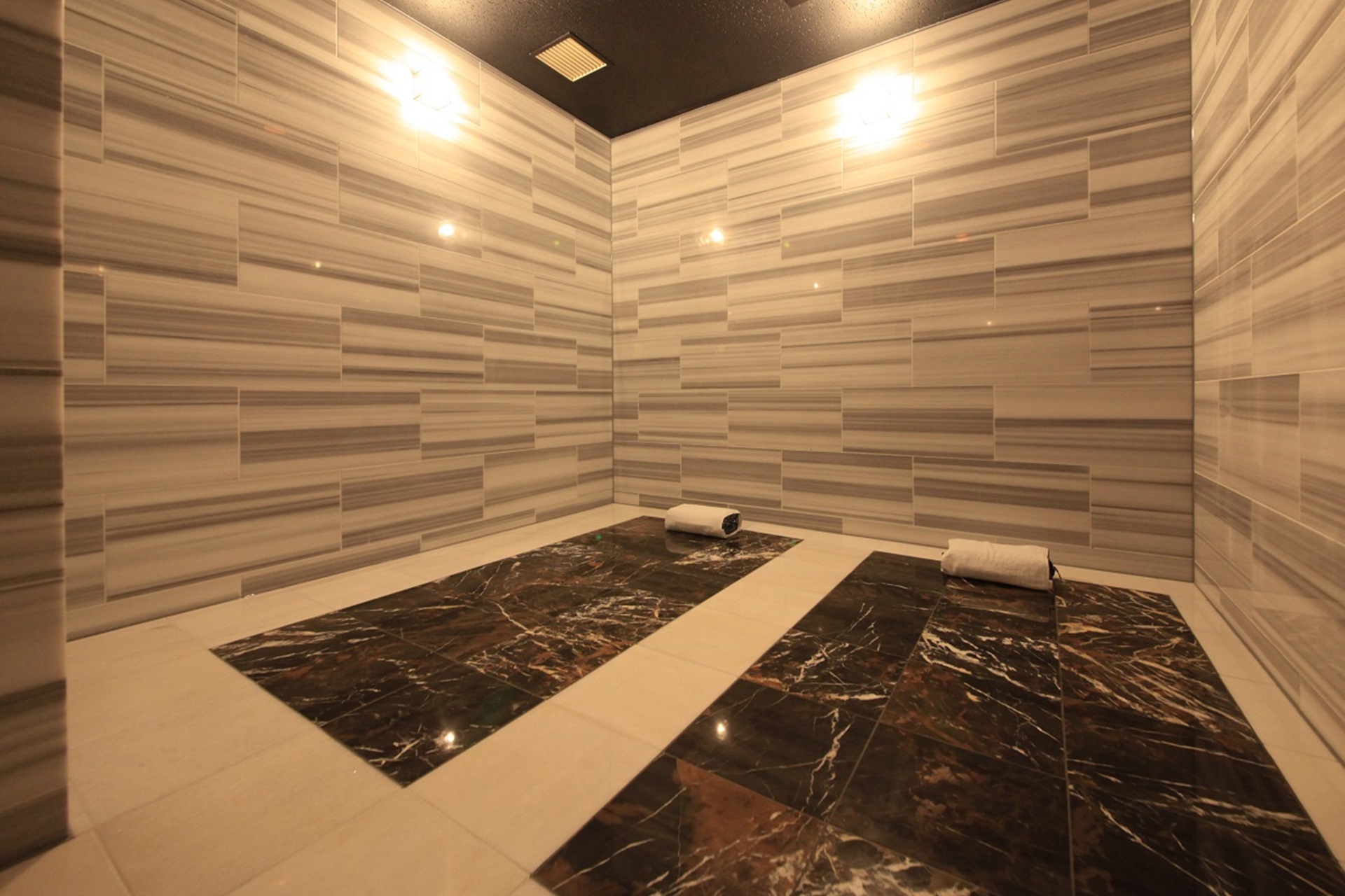 「熱海TENSUI」は、和と欧米のエッセンスが融合したオーベルジュ。露天風呂・大浴場・ジェットバスは男女にそれぞれ設けてあり、非日常が楽しめるという