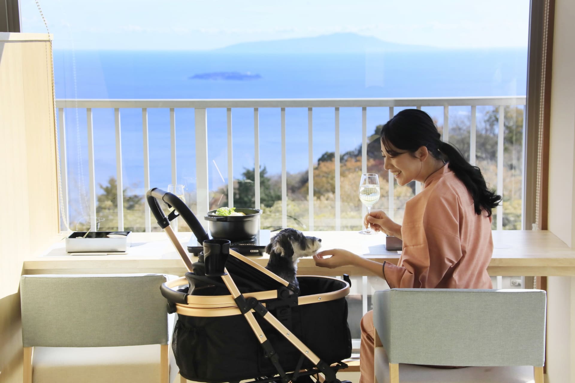 「ゆるり熱海with DOGS」は、熱海ならではの温泉や食事に加え、海を望むルーフトップドッグランや愛犬用ビュッフェ、復元ドライヤー完備のトリミングルームなどを備えた温泉リゾート