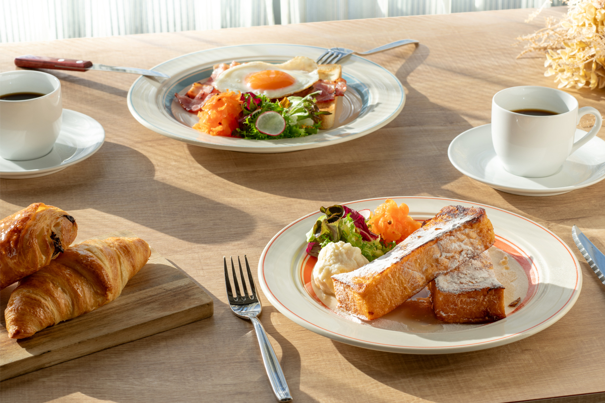 朝食はメインが選べるハーフビュッフェ形式