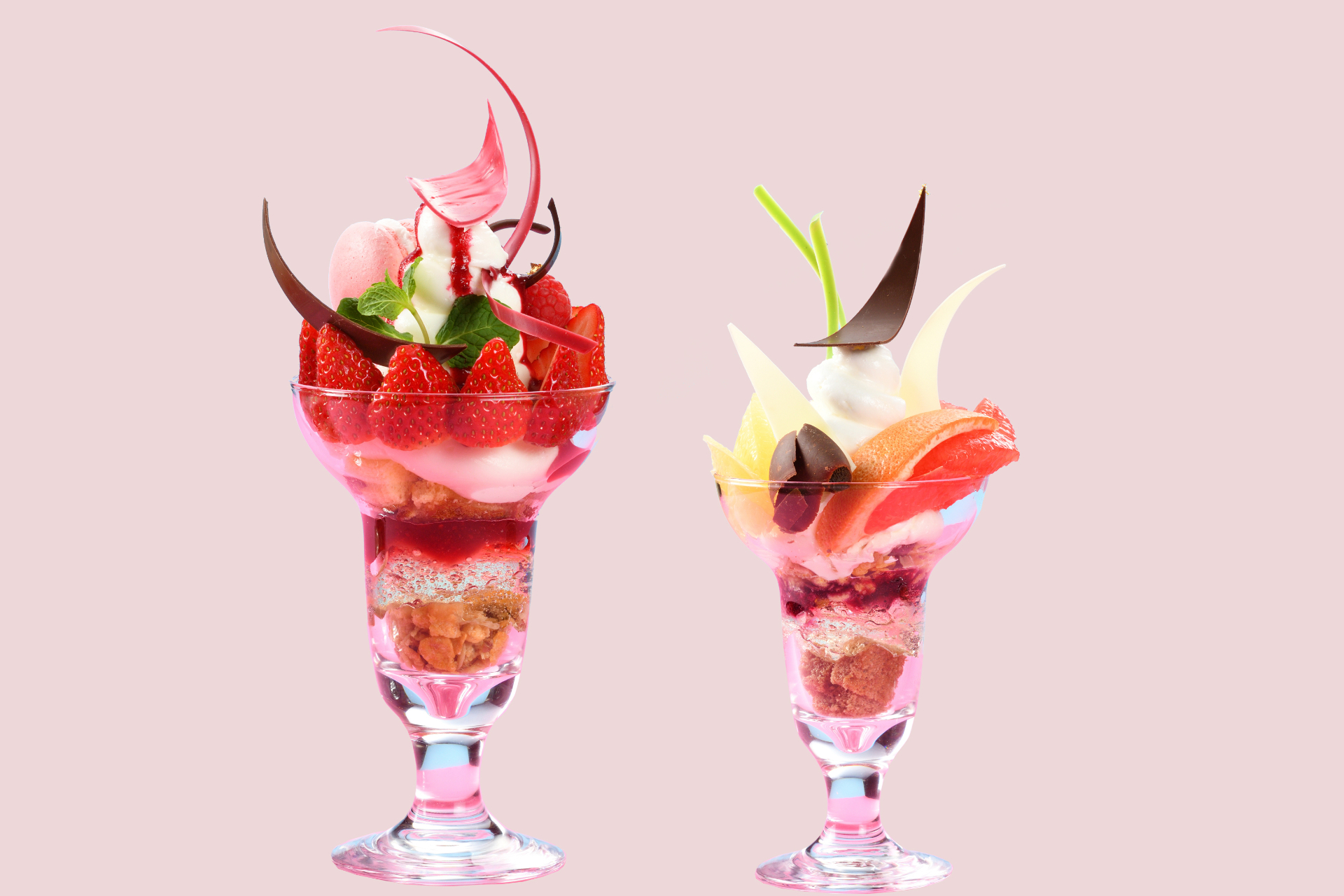 地元産フルーツたっぷりのパフェは、普通サイズとジャンボパフェを用意