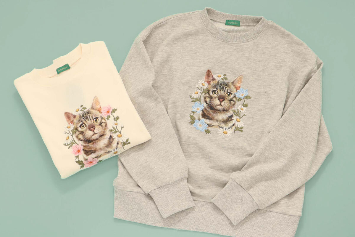 トラネコが大きくプリントされ、周りにお花が刺繍された「le petaleトラネコフラワー刺繍スウェット」。各5390円