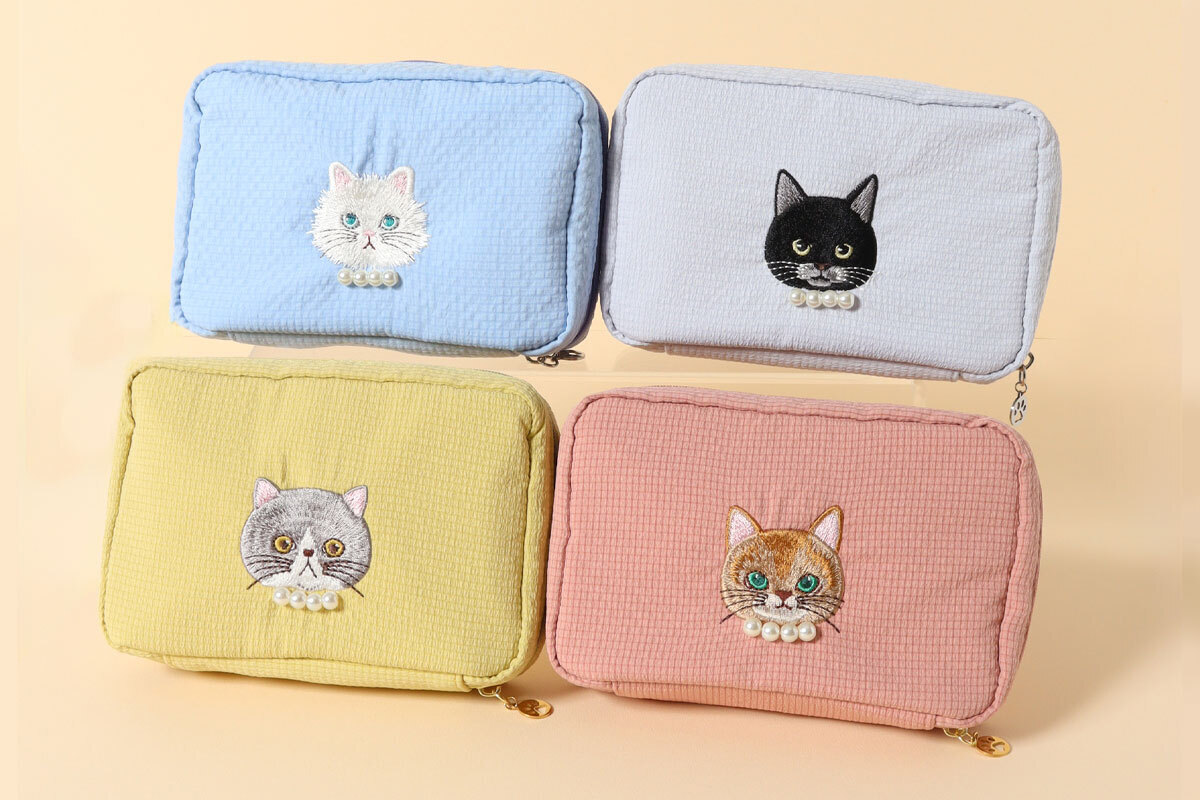 キャットパール多ポケットリップルポーチ。各2420円