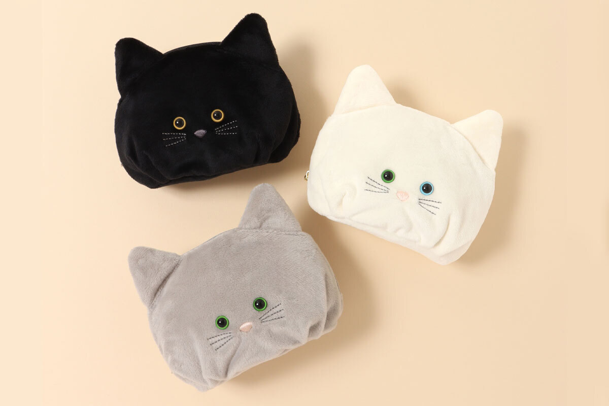 ぬいぐるみのようなデザインの「ふんわりキャットポーチ」。各2200円