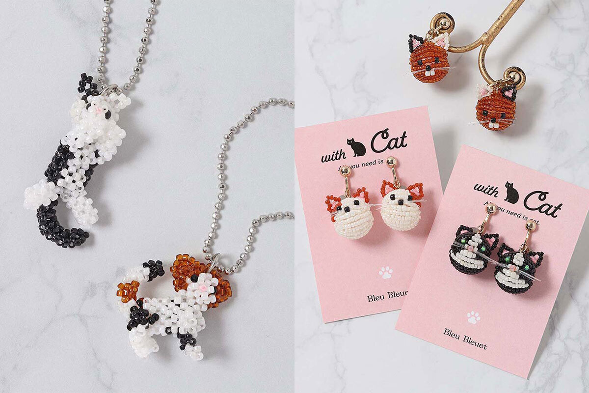 キャットビーズネックレス（左、各1760円）とキャットビーズイヤリング（右、各1650円）
