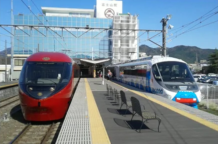 富士山ビュー特急（左）・フジサン特急（右）にも乗れるフリーきっぷが600円引き